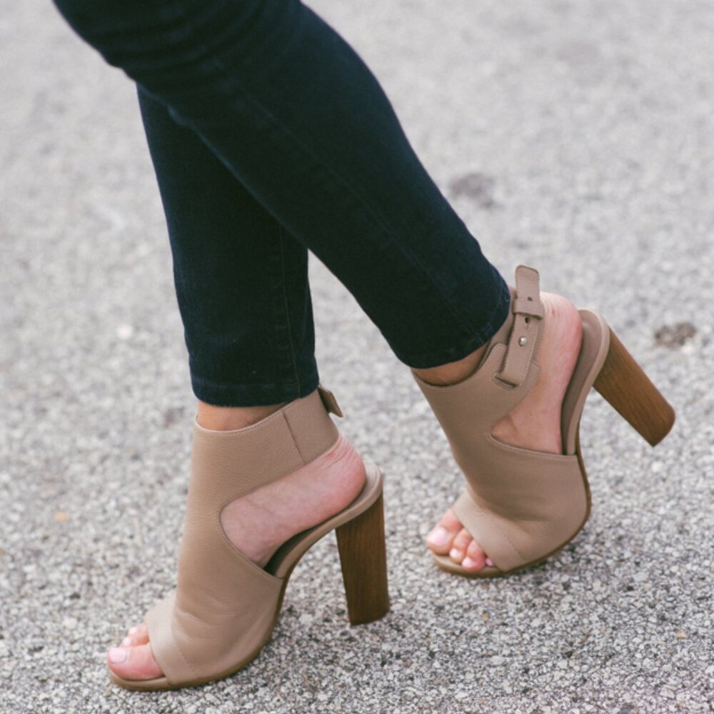 Vince Addie Taupe Leather Open Toe Heels Sandals SIZE 8 CONTEMPORARY PARTY CLUB